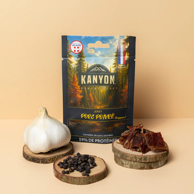 Jerky de porc poivré Kanyon 25g avec grains de poivre, ail et morceaux de jerky
